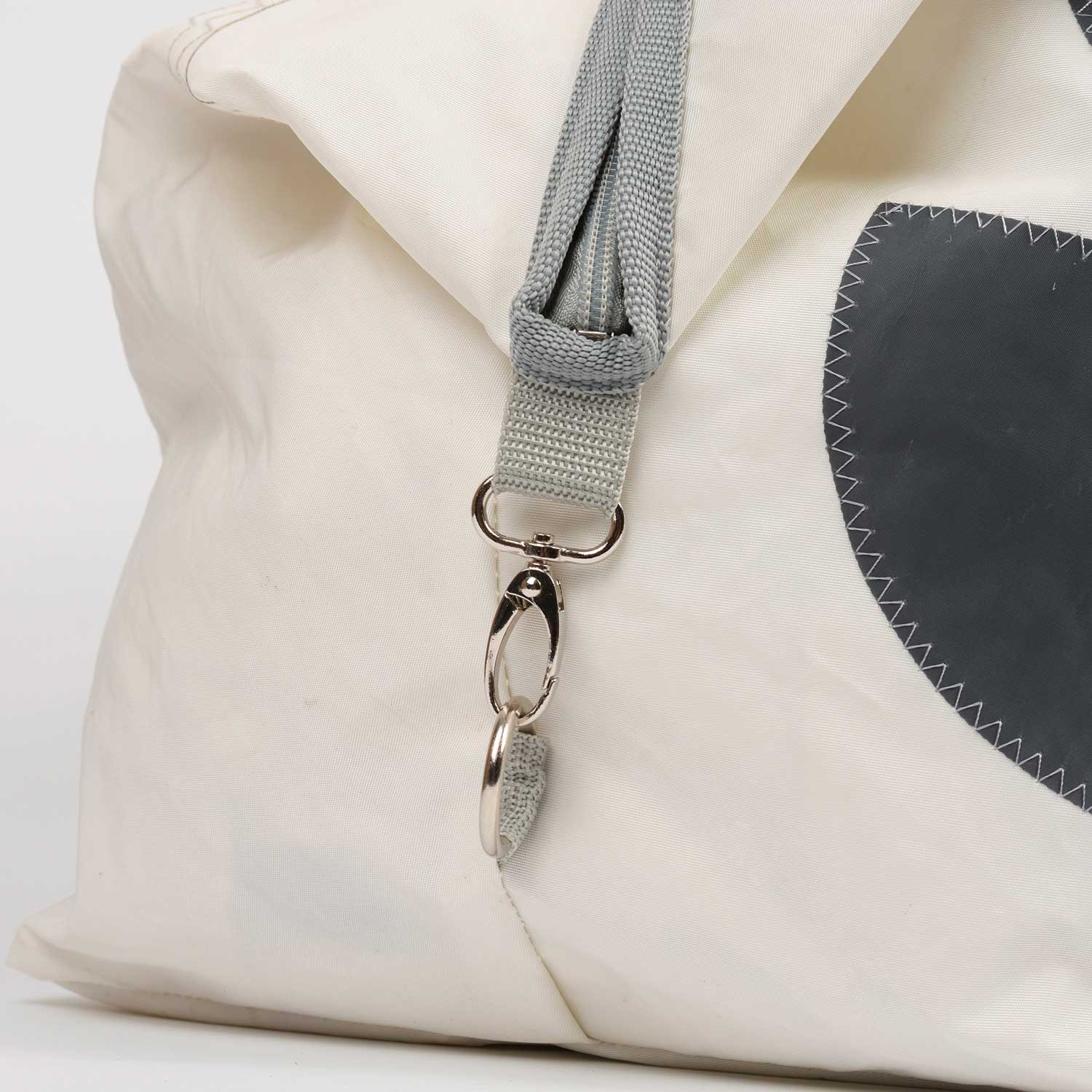 Reisetasche Kutter XL recyceltes Segeltuch Zahl rot