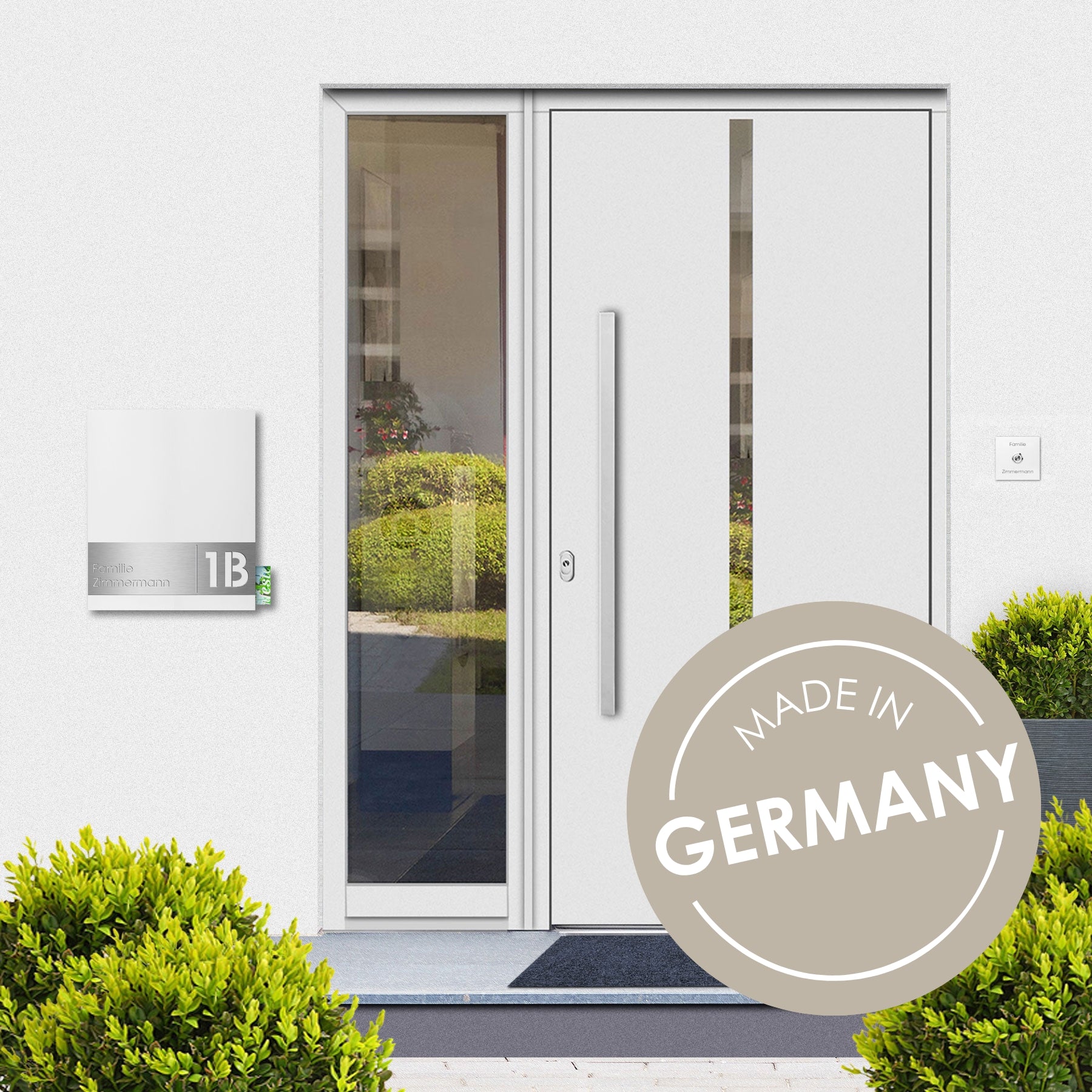 Hauseingang mit Briefkasten weiß graviert Klingel lila Blumen