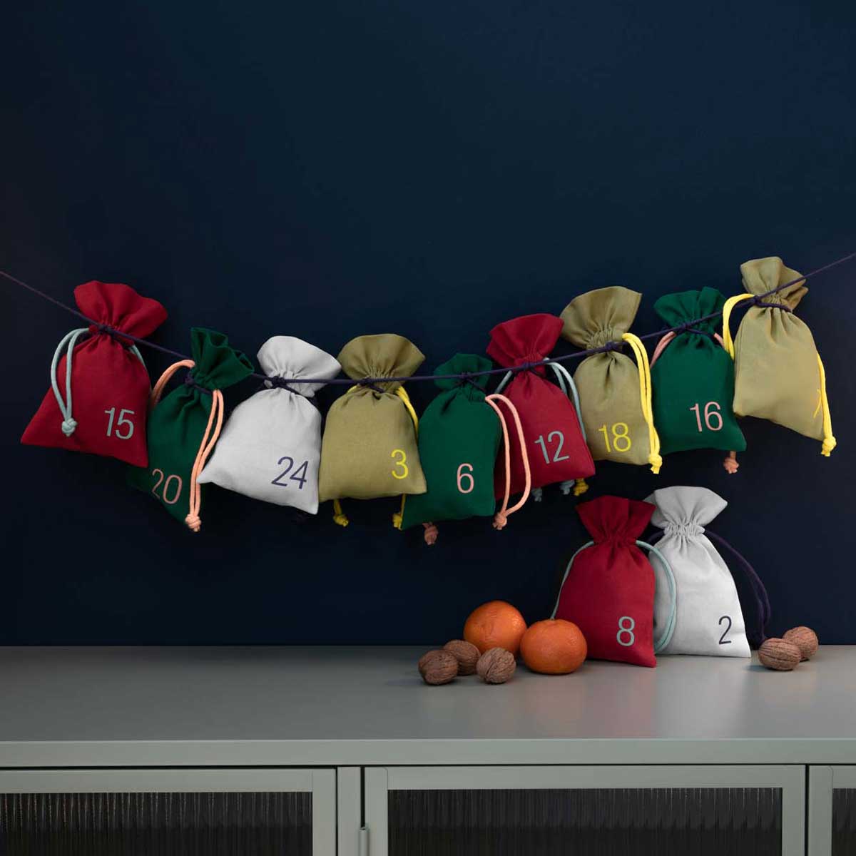 Adventskalender mit 24 Säckchen zum befüllen