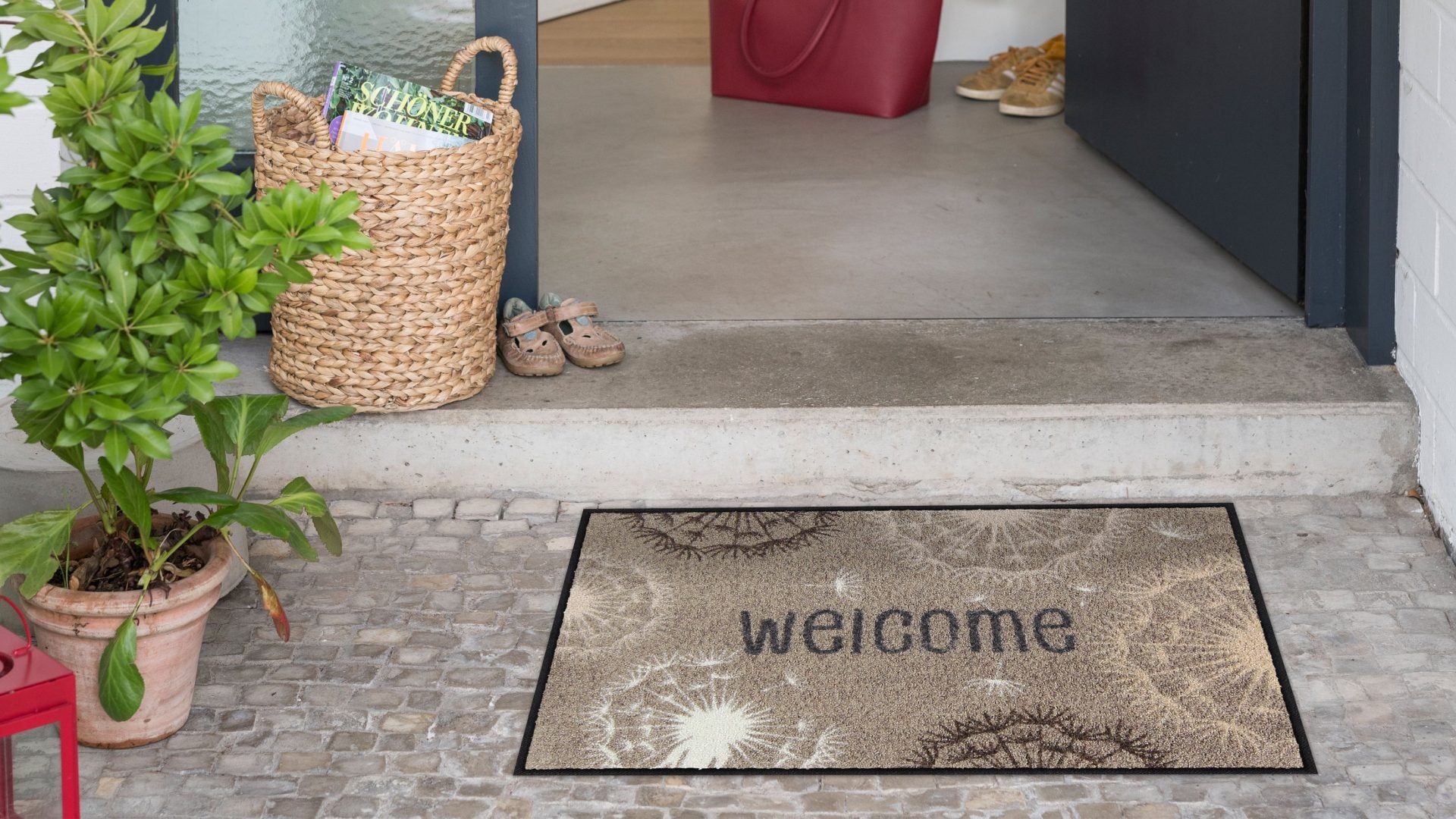 Salonloewe Fußmatte mit Welcome-Schriftzug und Pusteblumen auf Beige ambiente