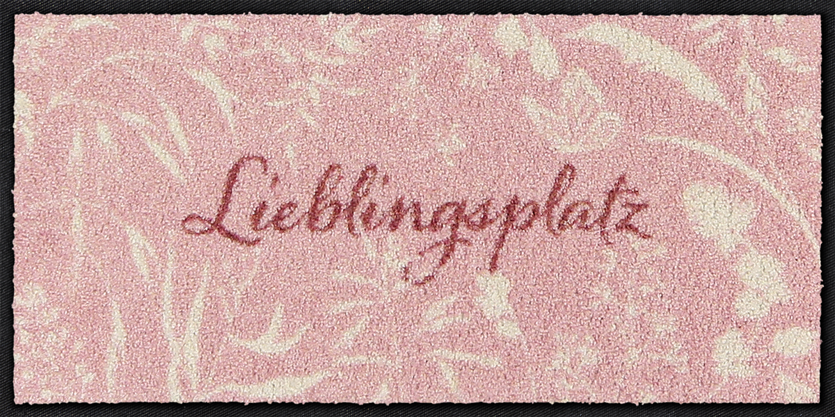 Salonloewe Fußmatte mit Lieblingsplatz-Schriftzug und cremefarbenen Gräsern auf Rosa