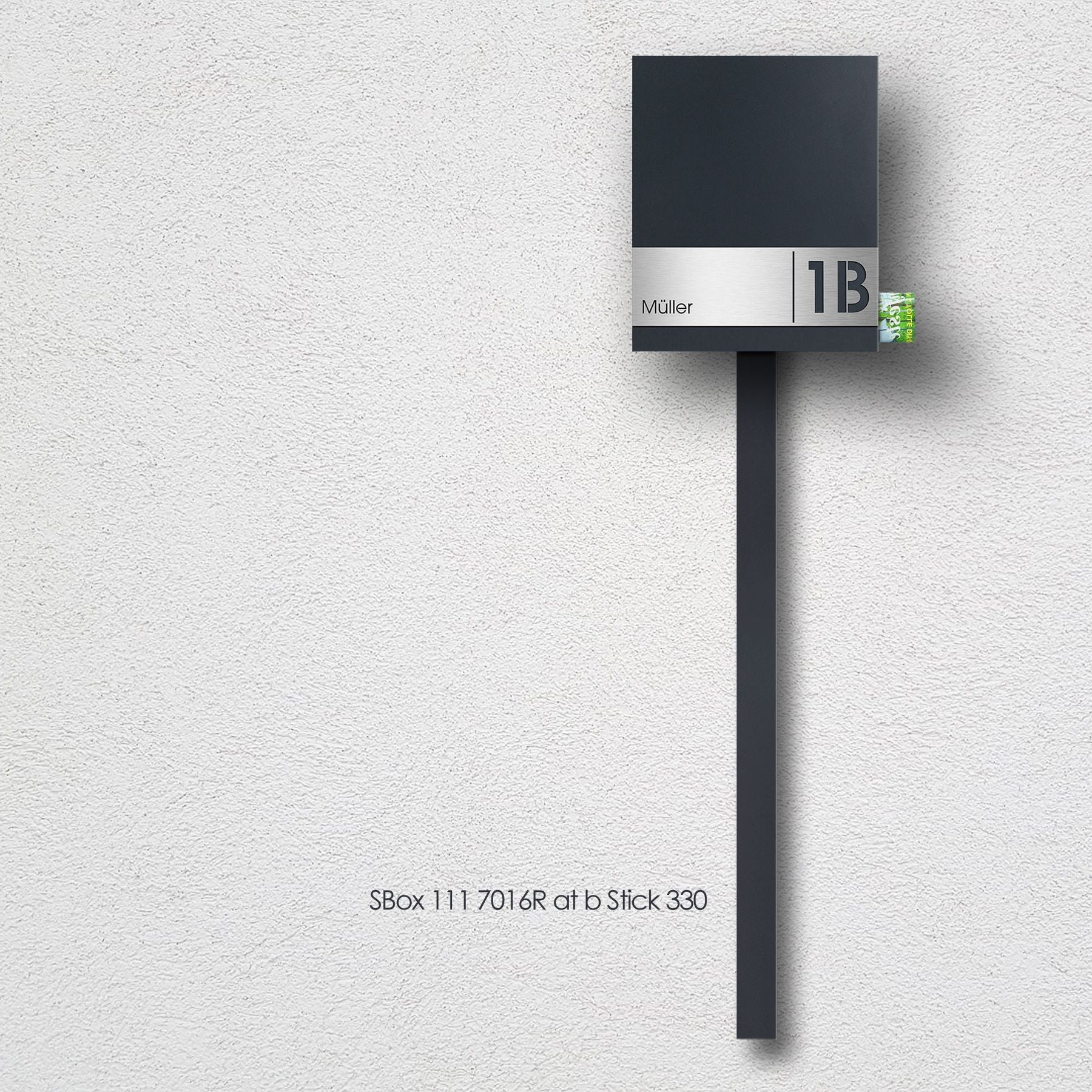 Standbriefkasten mit Zeitungsfach anthrazit-grau (RAL 7016) inkl. Gravur SBox 111rb Briefkasten mit Pfosten (einbetonieren) mit Gravur Schloß links