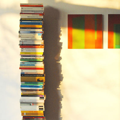 Schwebendes Bücherregal