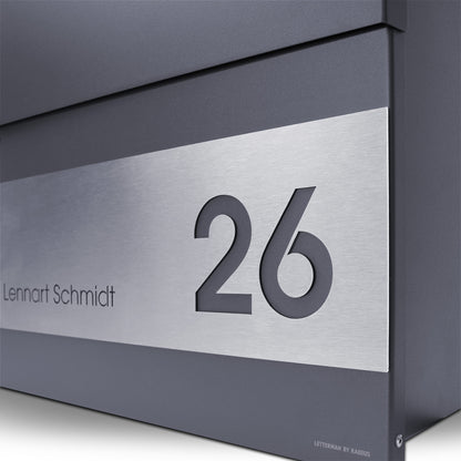 Edelstahlschild mit Hausnummer Nahaufnahme