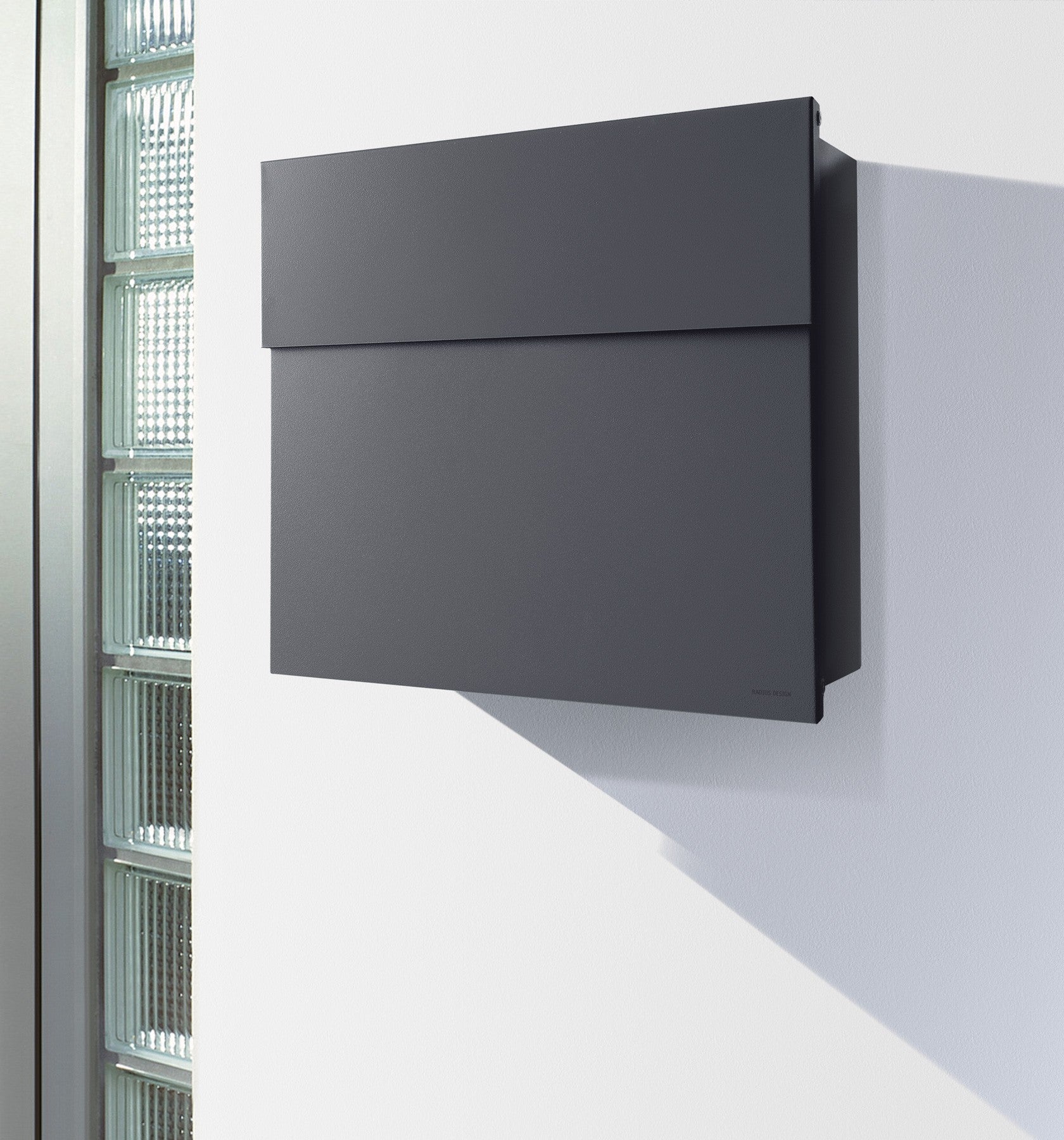 Letterman 4 anthrazit-grau RAL 7016 mit V4A-Edelstahl-Schild Gravur Hausnummer und Namen Design-Briefkasten von  Design