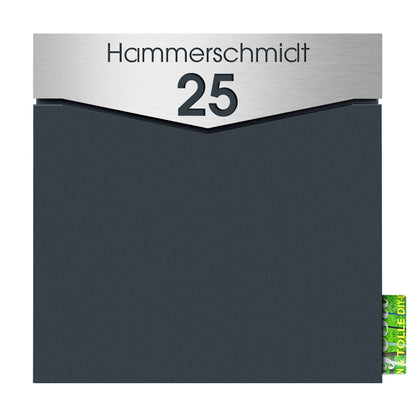 Perfekt passendes Edelstahl-Namenschild auf Box 710 anthrazit