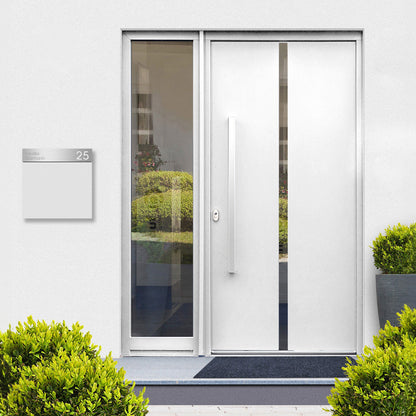Perfekt zur Fassade Box 713 weiss mit Edelstahl Personalisierung