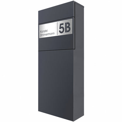 Freistehender Standbriefkasten in moderner matter Lackierung anthrazit RAL 7016 mit Personalisierung in Edelstahl