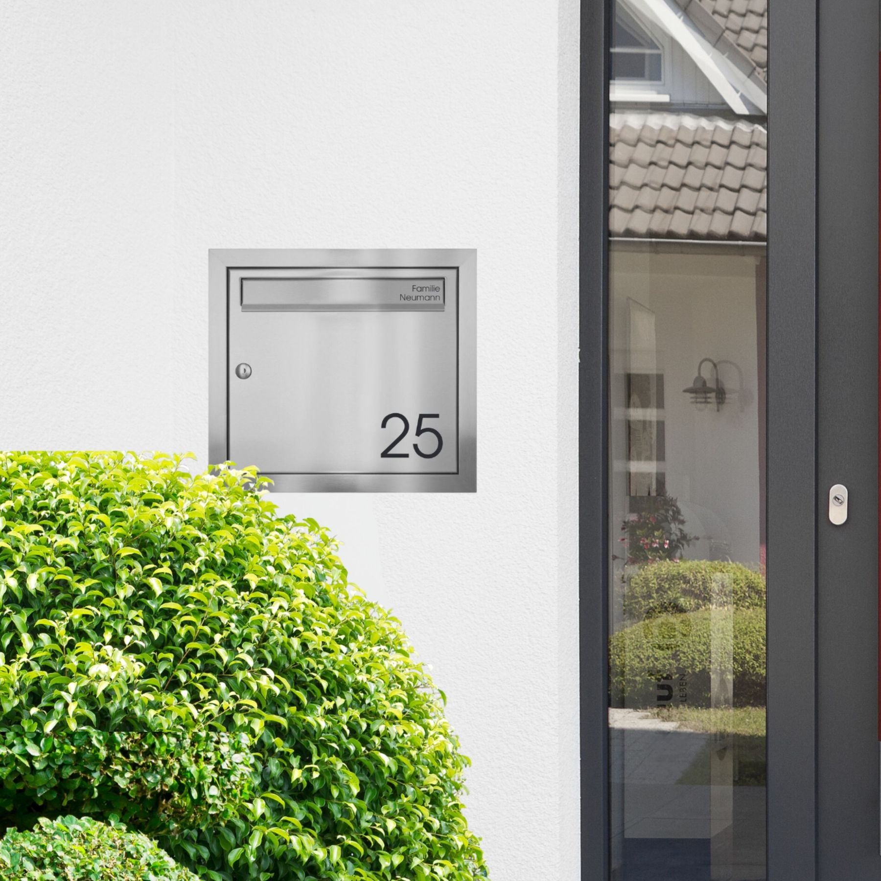 Hochwertige Personalisierung auf Edelstahl-Einbaubriefkasten