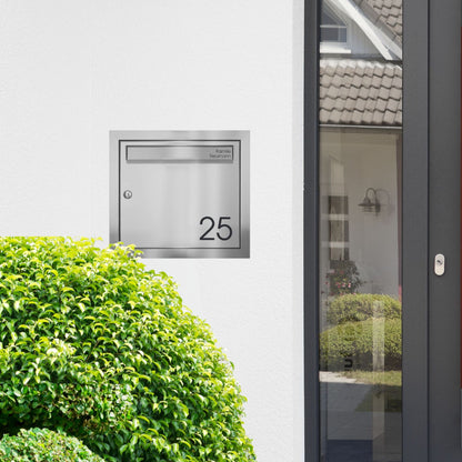 Hochwertige Personalisierung auf Edelstahl-Einbaubriefkasten