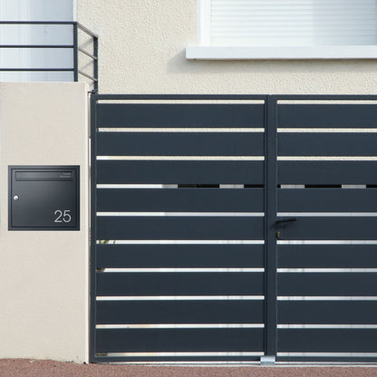 Passt sich jeder Umgebung an - Unterputz-Briefkasten personalisiert