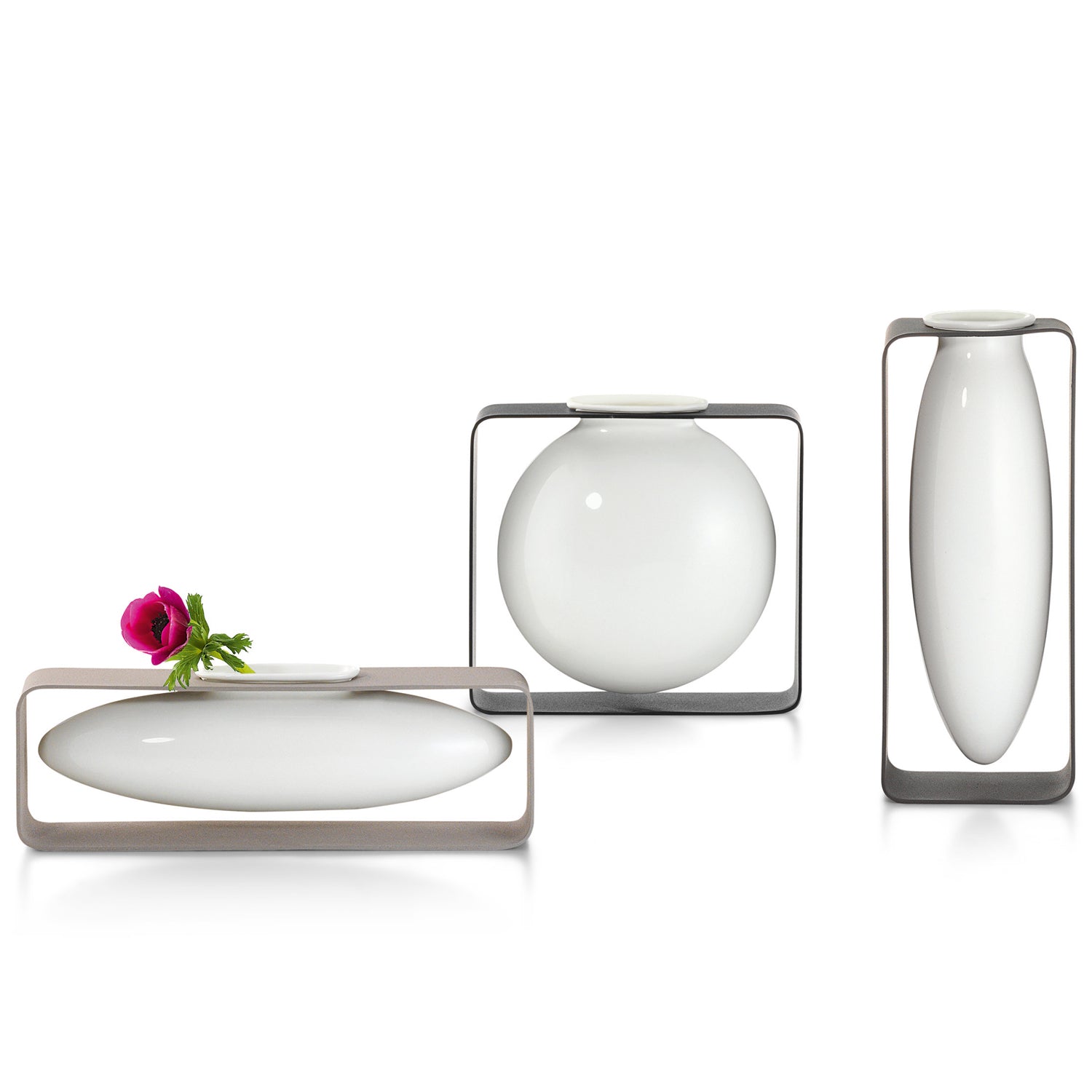 3 weiße Porzellan Vasen schwebend in Metallrahmen