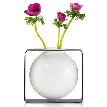 weiße Porzellan Vase schwebend im Metallrahmen