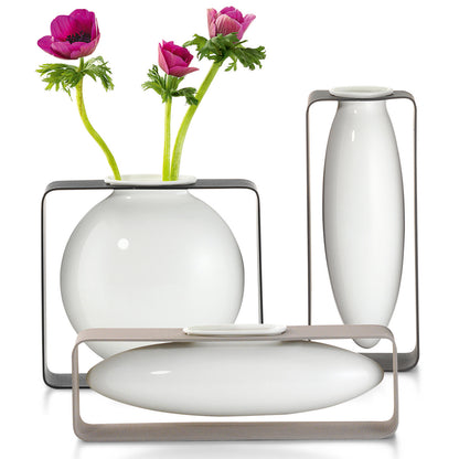 3 weiße Porzellan Vasen schwebend in Metallrahmen