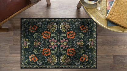Salonloewe Fußmatte mit symmetrischem Blumenmuster auf dunkelgrünem Hintergrund ambiente
