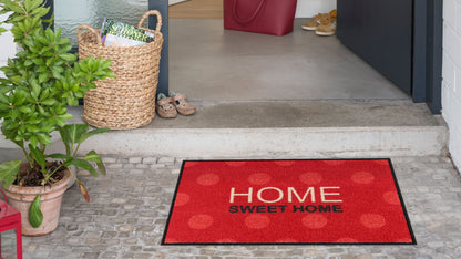 Salonloewe Fußmatte mit Schriftzug „Home Sweet Home“ und Punkten auf rotem Hintergrund ambiente
