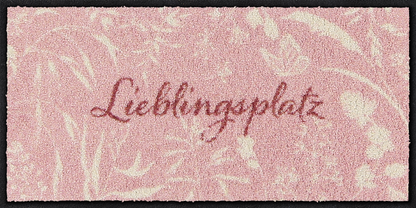 Salonloewe Fußmatte mit Lieblingsplatz-Schriftzug und cremefarbenen Gräsern auf Rosa
