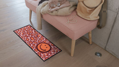 Schmale Salonloewe Fußmatte mit Smile und Leopardenmuster in Rosa und Orange ambiente