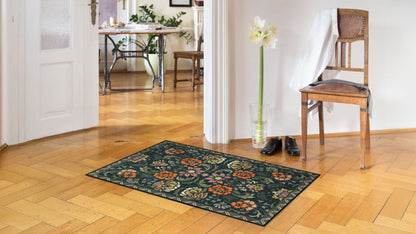 Große Salonloewe Fußmatte mit symmetrischem Blumenmuster auf dunkelgrünem Hintergrund ambiente