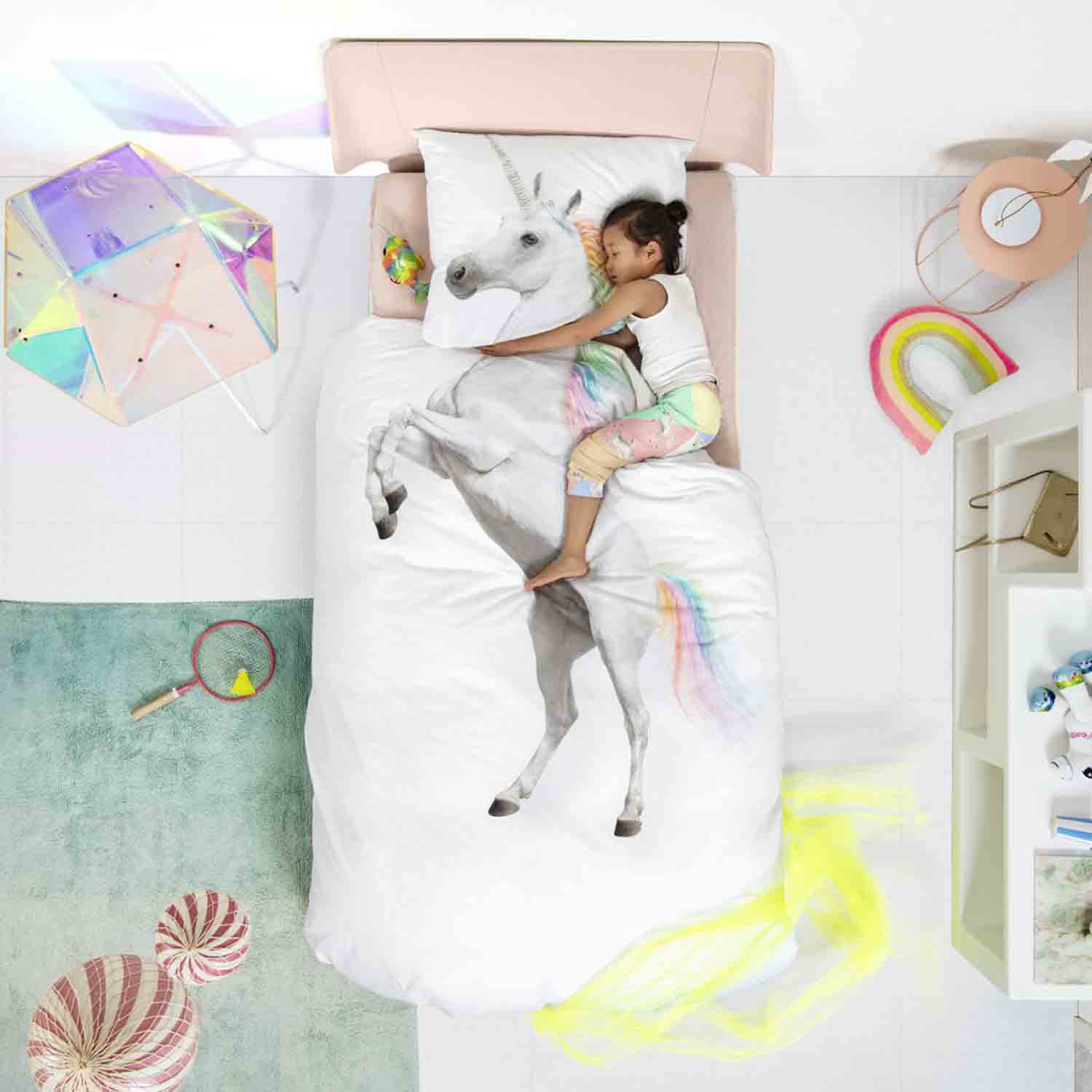 Träume dich mit deinem Einhorn in die Fabelwelt - weisses Einhorn mit Regenbogen Mähne