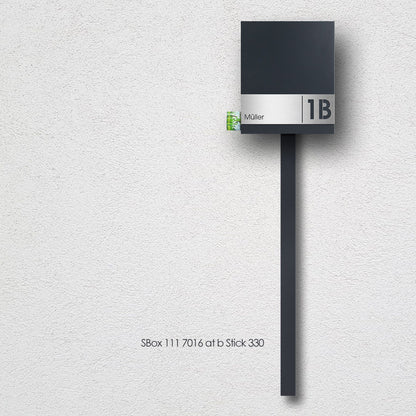 Standbriefkasten mit Zeitungsfach anthrazit-grau (RAL 7016) inkl. Gravur SBox 111b Briefkasten mit Pfosten (einbetonieren) mit Gravur Schloß rechts